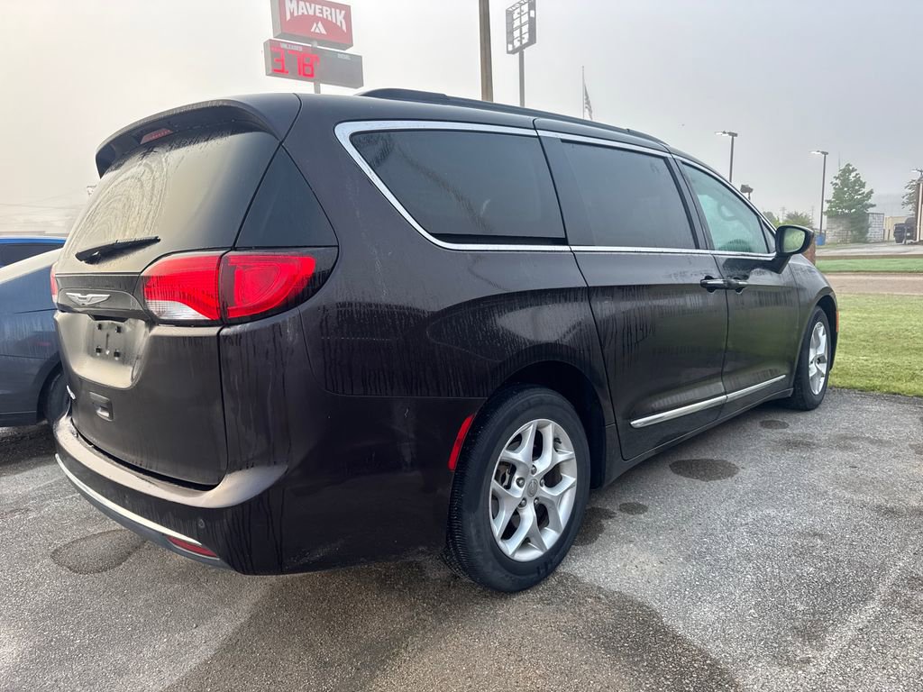 Used 2017 Chrysler Pacifica Touring-L w/ Tire & Wheel Group FWD image 4