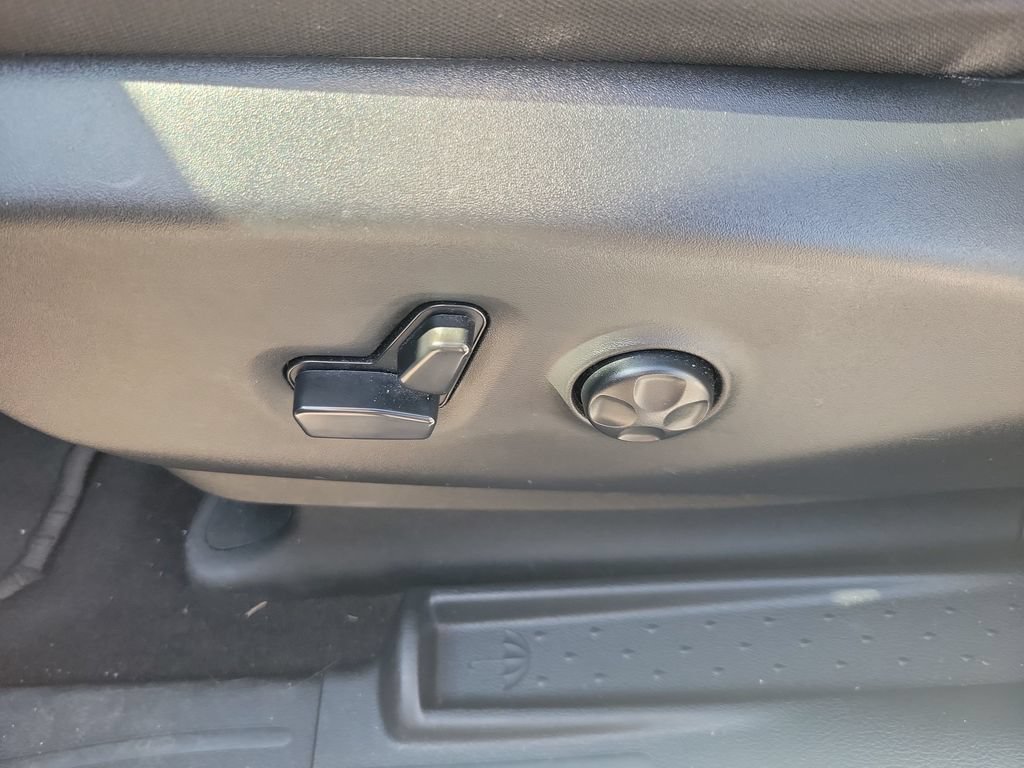 Used 2024 Chrysler Pacifica Touring FWD image 15