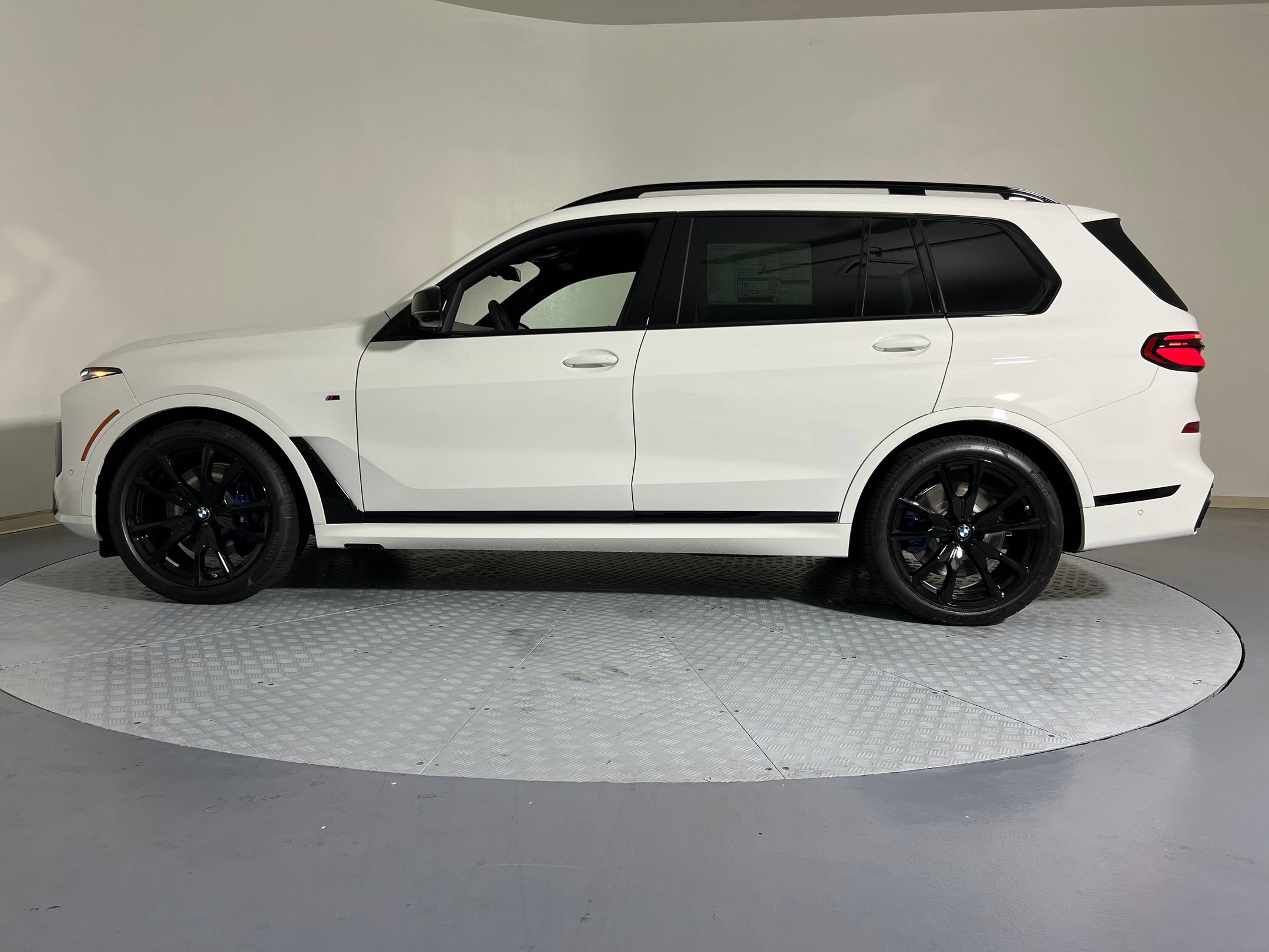 New 2026 BMW X7 M60i image 2