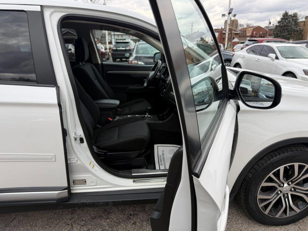 Used 2016 Mitsubishi Outlander SE image 19