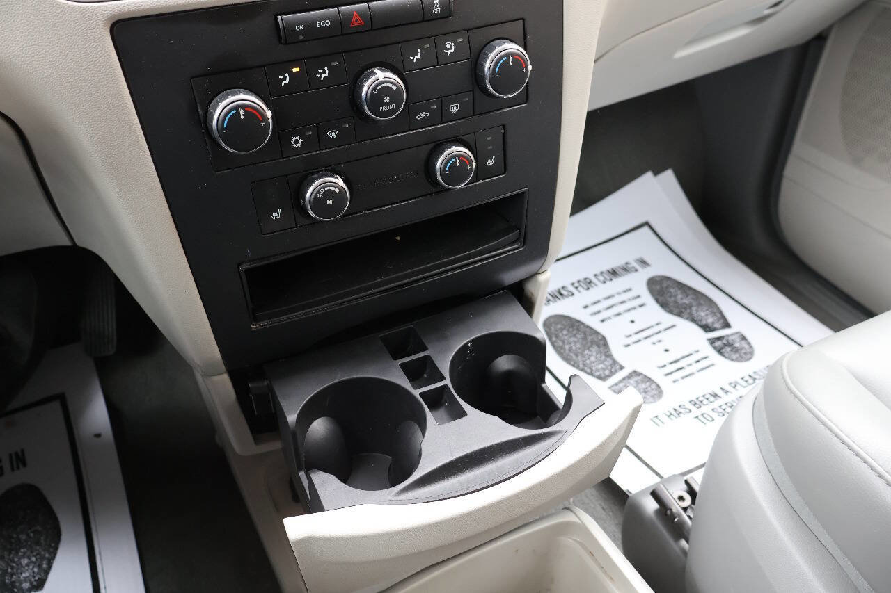 Used 2011 Volkswagen Routan SE FWD image 36