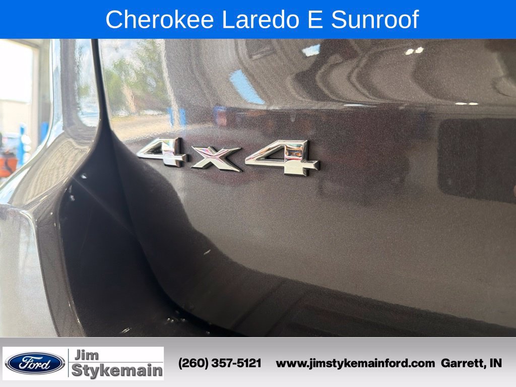 Used 2021 Jeep Grand Cherokee Laredo w/ Security & Convenience Group AWD/4WD image 9