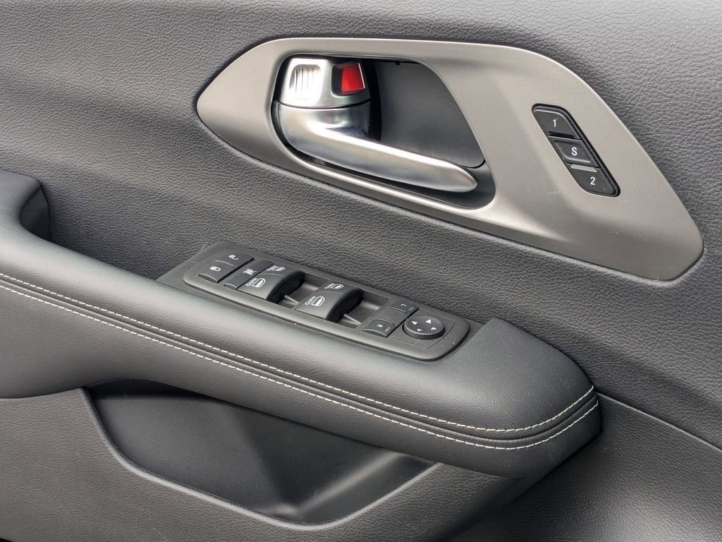 Used 2025 Chrysler Pacifica Select image 13
