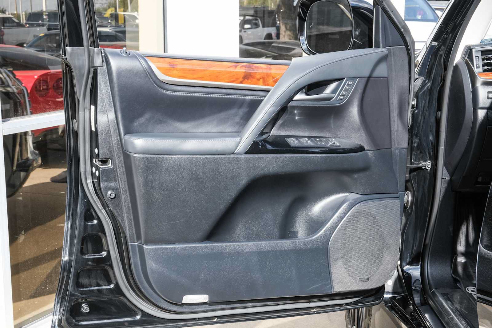 Used 2017 Lexus LX 570 4WD w/ Luxury Package image 33