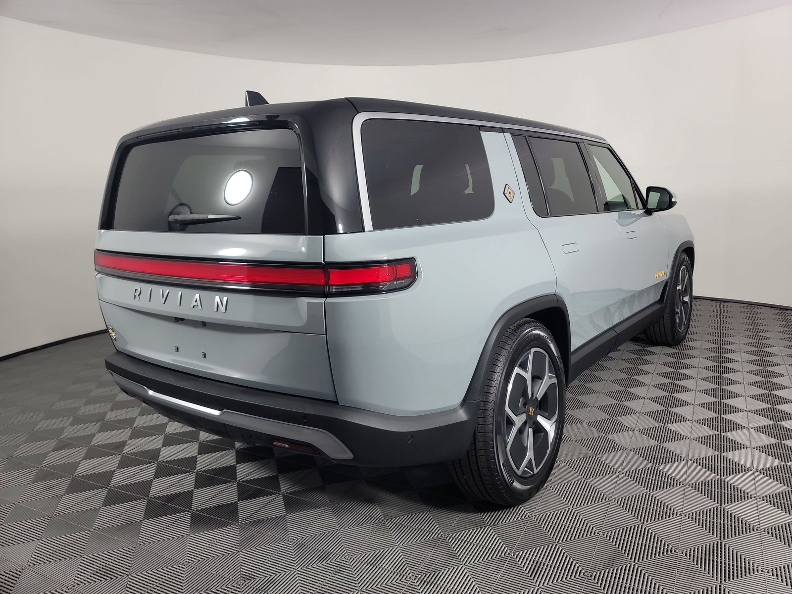 Used 2024 Rivian R1S Adventure AWD/4WD image 5