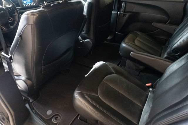 Used 2020 Chrysler Pacifica Touring w/ S Appearance Package FWD image 18