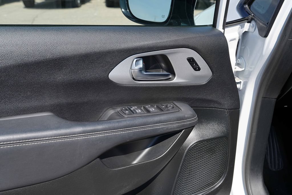 Used 2025 Chrysler Pacifica Limited FWD image 26