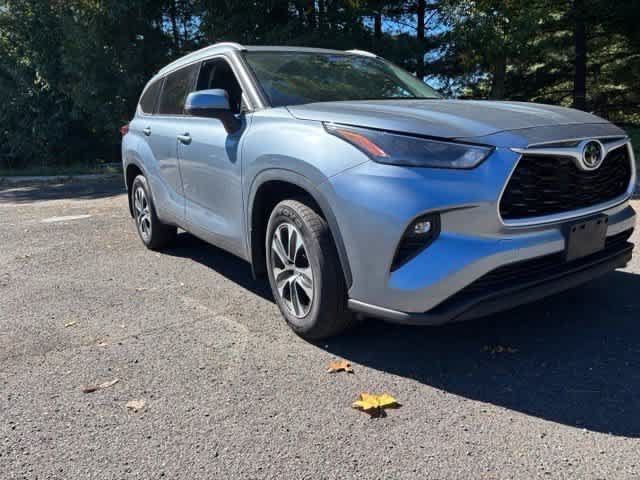 Used 2022 Toyota Highlander XLE AWD/4WD image 3