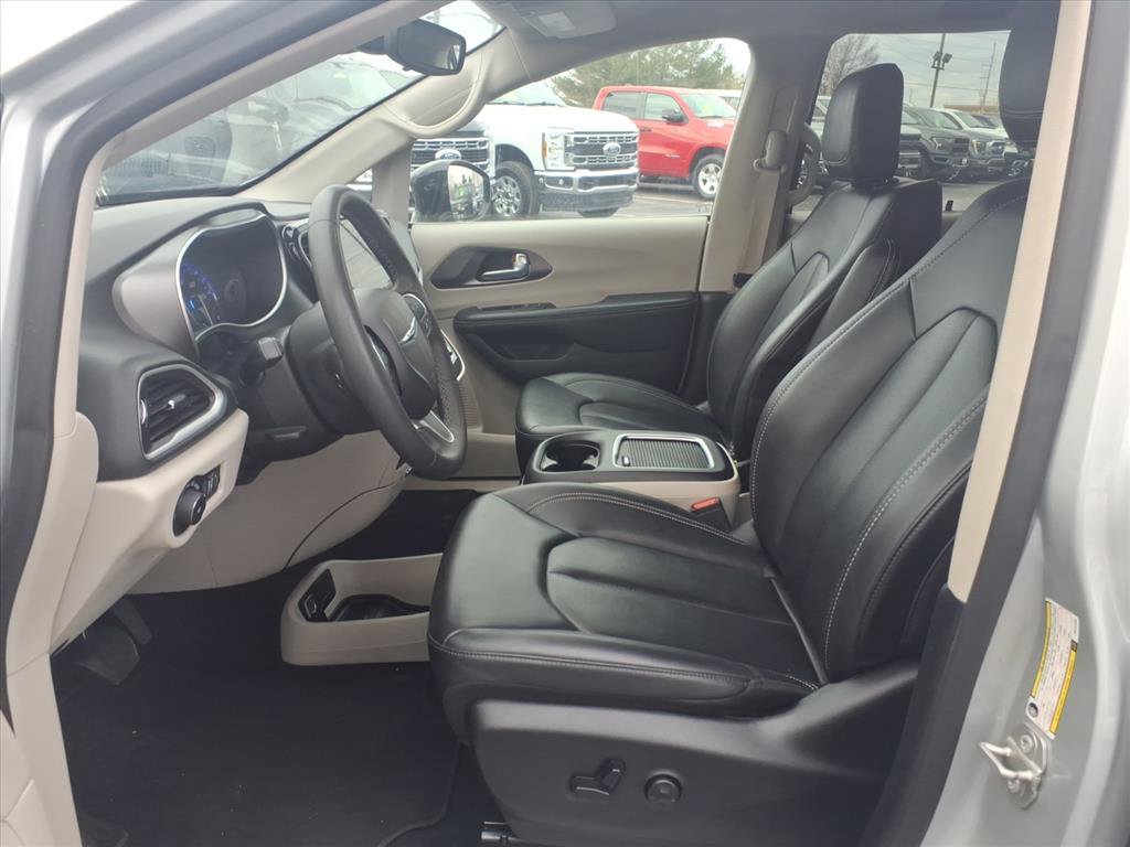 Used 2024 Chrysler Pacifica Touring-L image 28