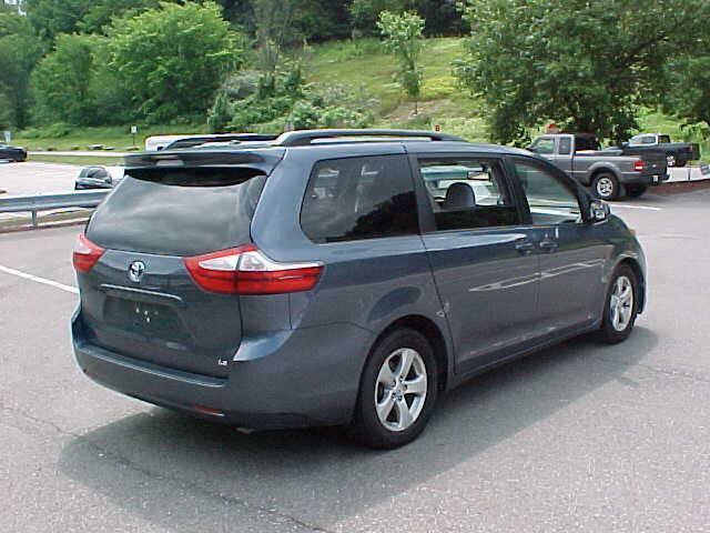Used 2015 Toyota Sienna LE FWD image 29