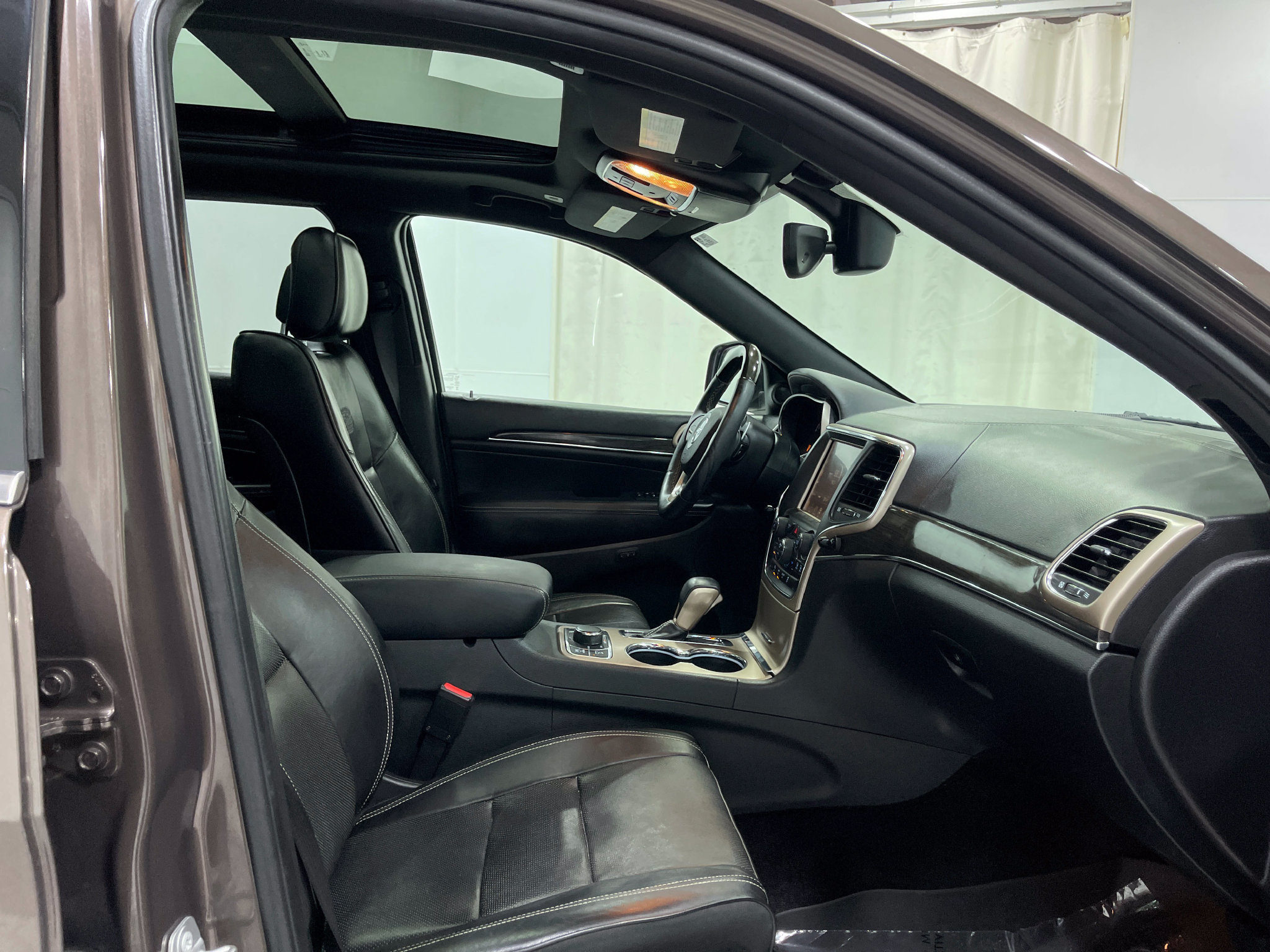 Used 2017 Jeep Grand Cherokee Overland AWD/4WD image 31