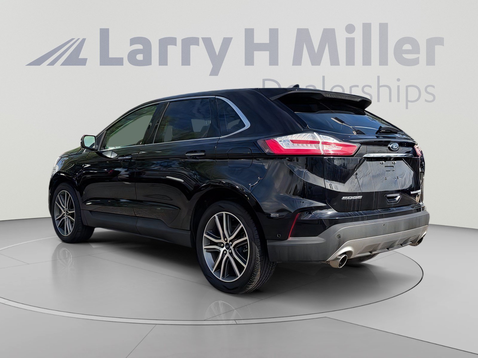 Used 2019 Ford Edge Titanium w/ Equipment Group 301A FWD image 4