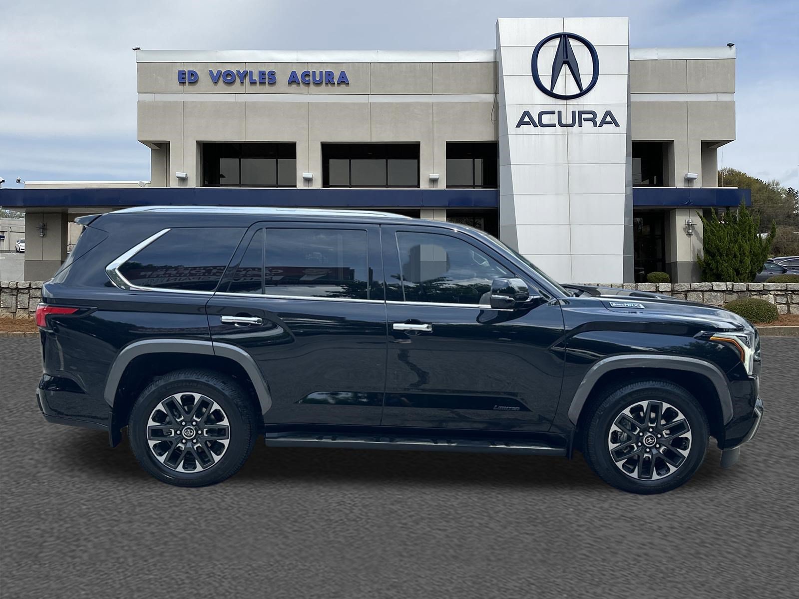 Used 2024 Toyota Sequoia Limited w/ Tow Technology Package AWD/4WD image 4