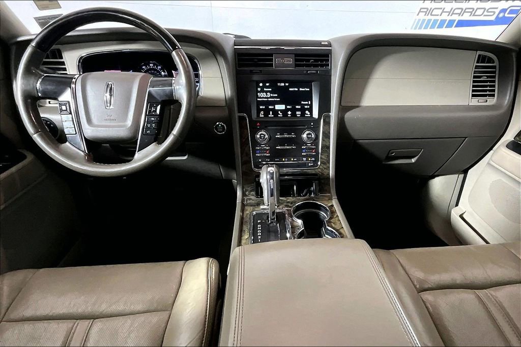 Used 2016 Lincoln Navigator Select image 11