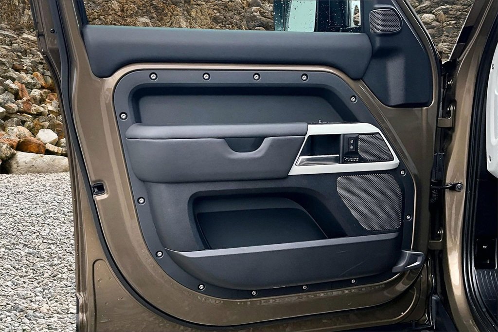 Used 2024 Land Rover Defender 110 SE image 20