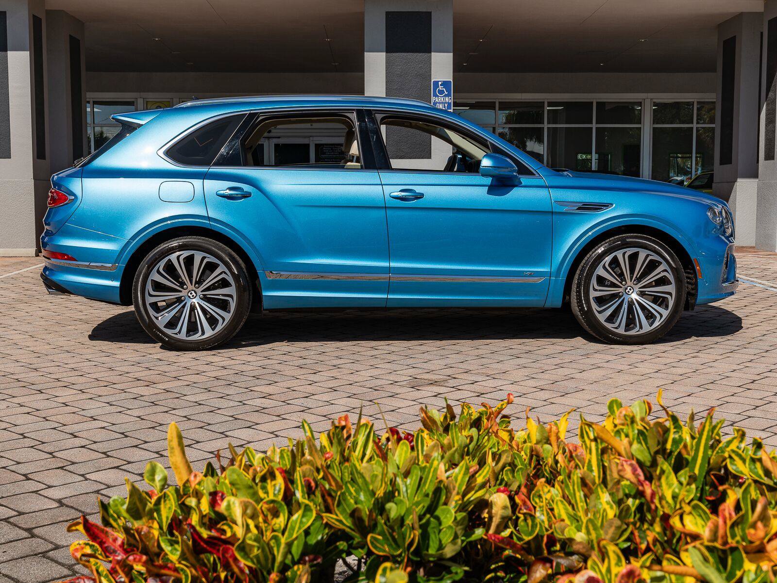 Used 2022 Bentley Bentayga AWD/4WD image 43
