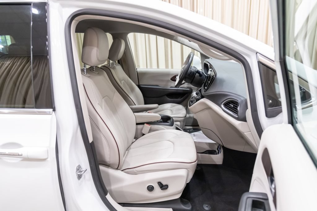 Used 2019 Chrysler Pacifica Limited FWD image 11