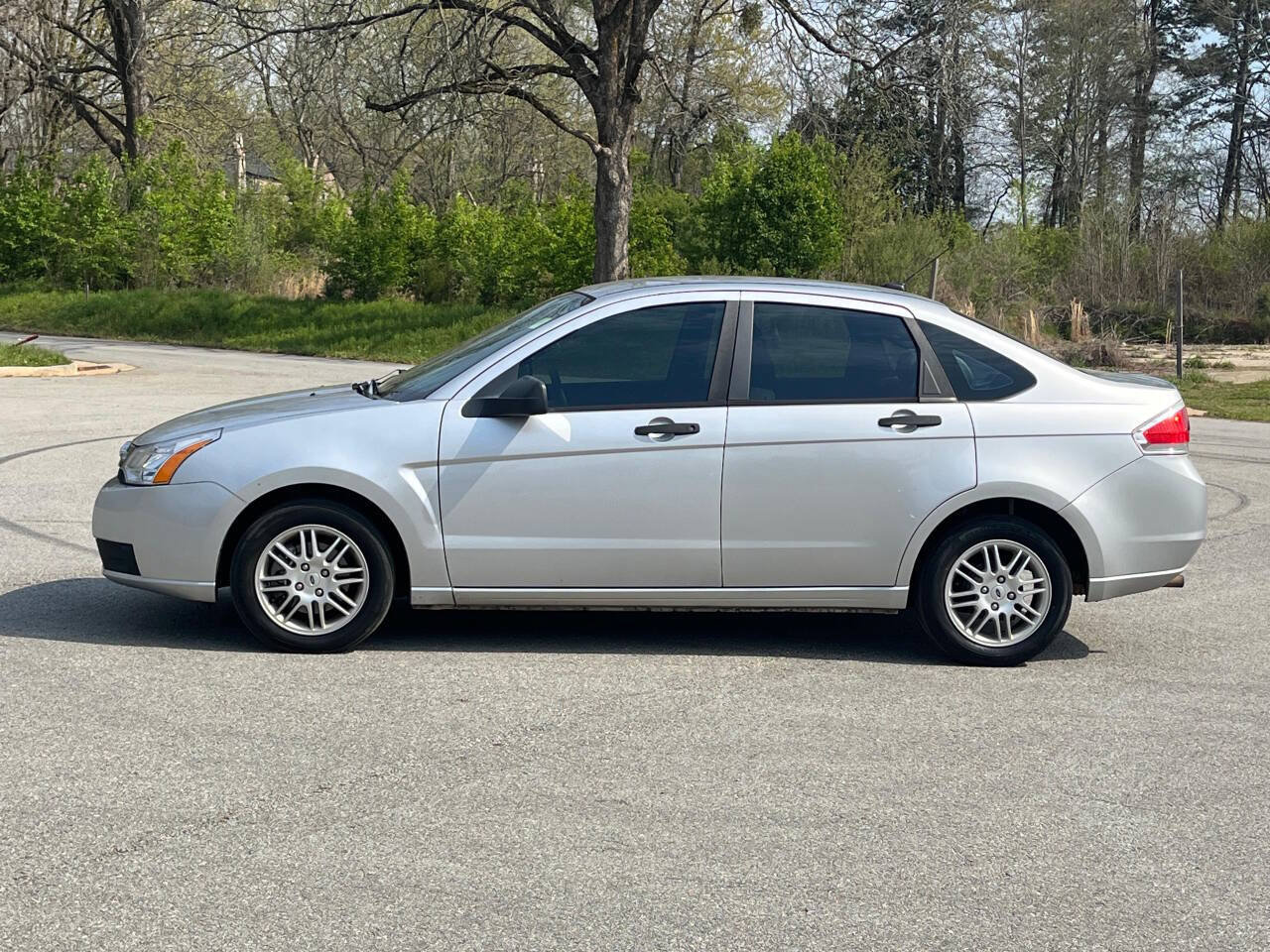 Used 2010 Ford Focus SE FWD image 3