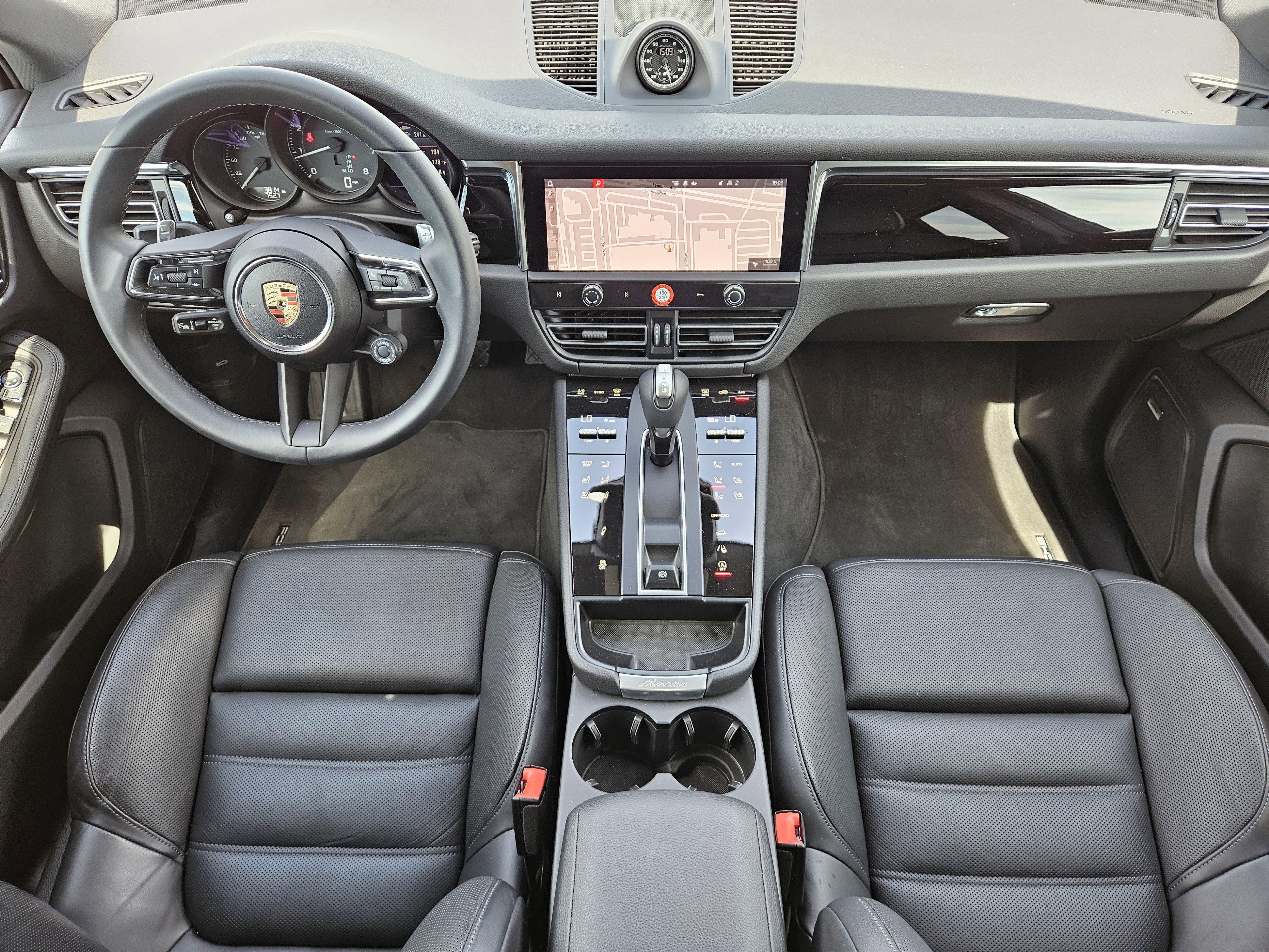 Certified 2025 Porsche Macan image 24