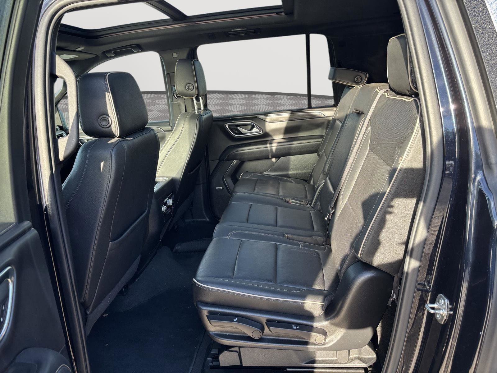 Used 2022 GMC Yukon XL SLT w/ SLT Premium Package image 11