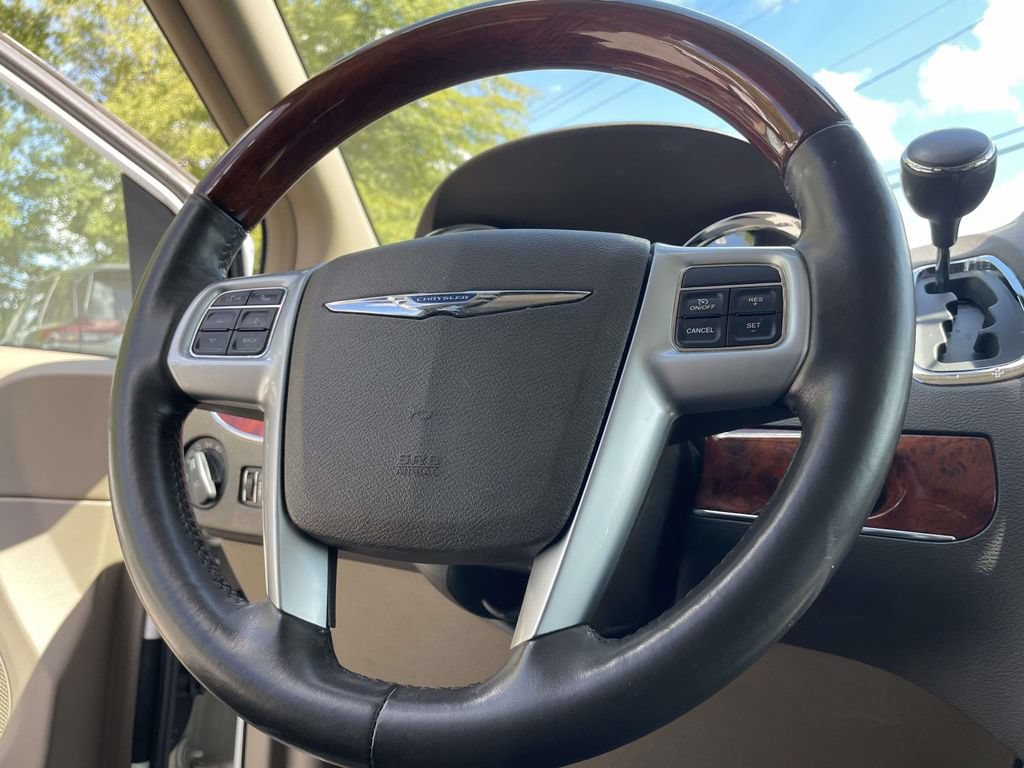 Used 2012 Chrysler Town & Country Limited FWD image 28