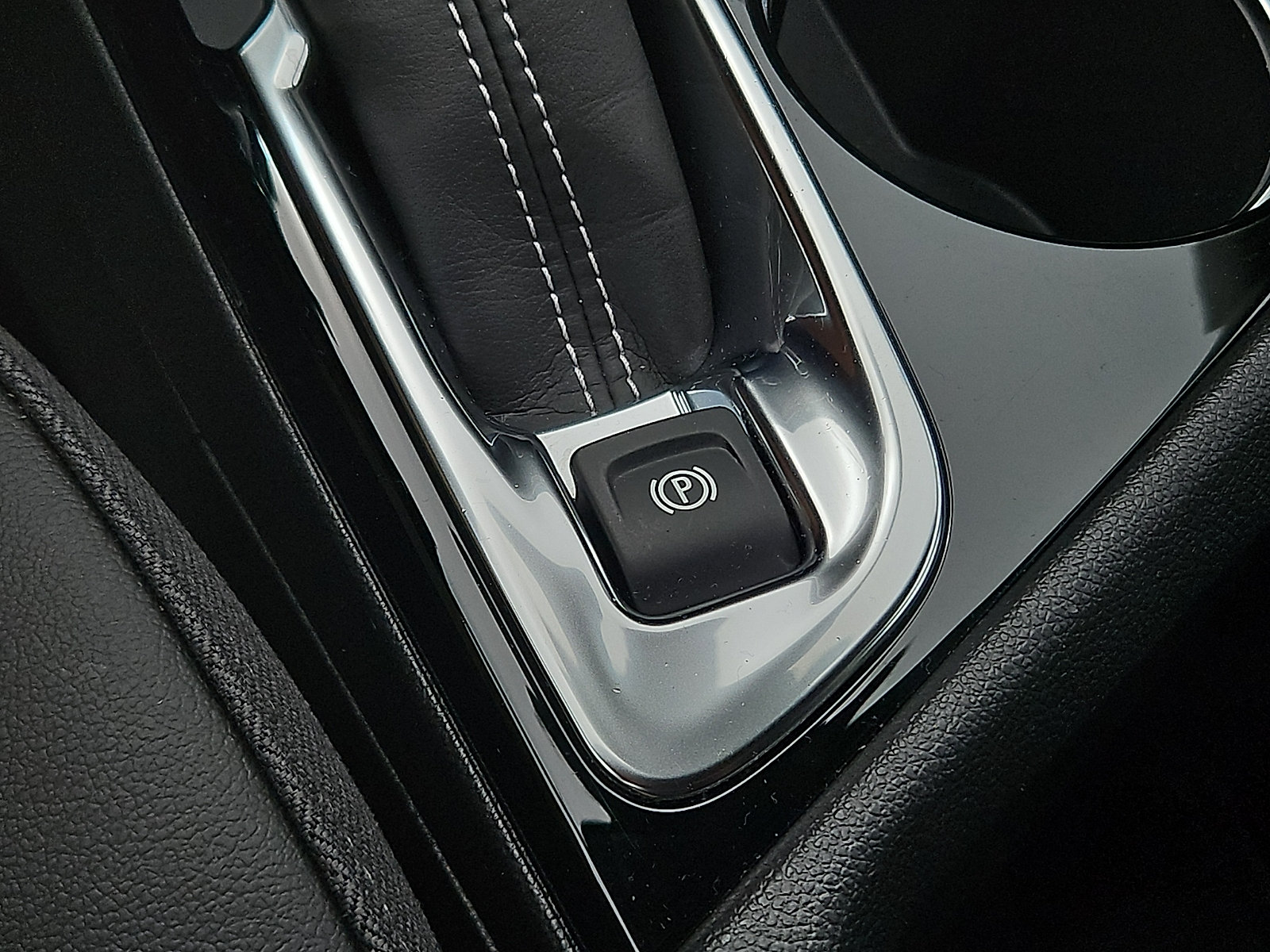 Used 2023 Buick Encore GX Select w/ Sport Touring Package FWD image 25