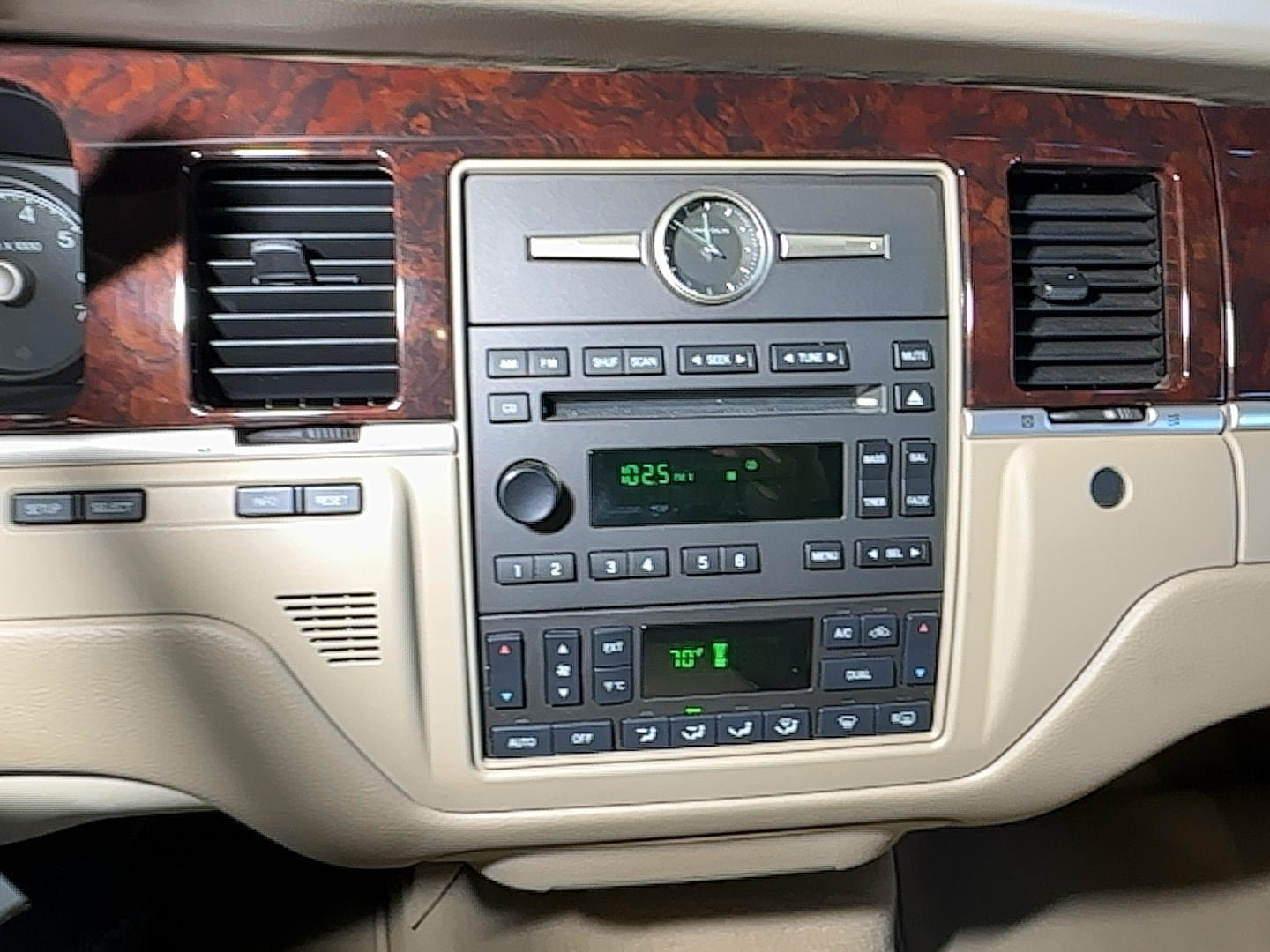 Used 2007 Lincoln Town Car Signature RWD image 23