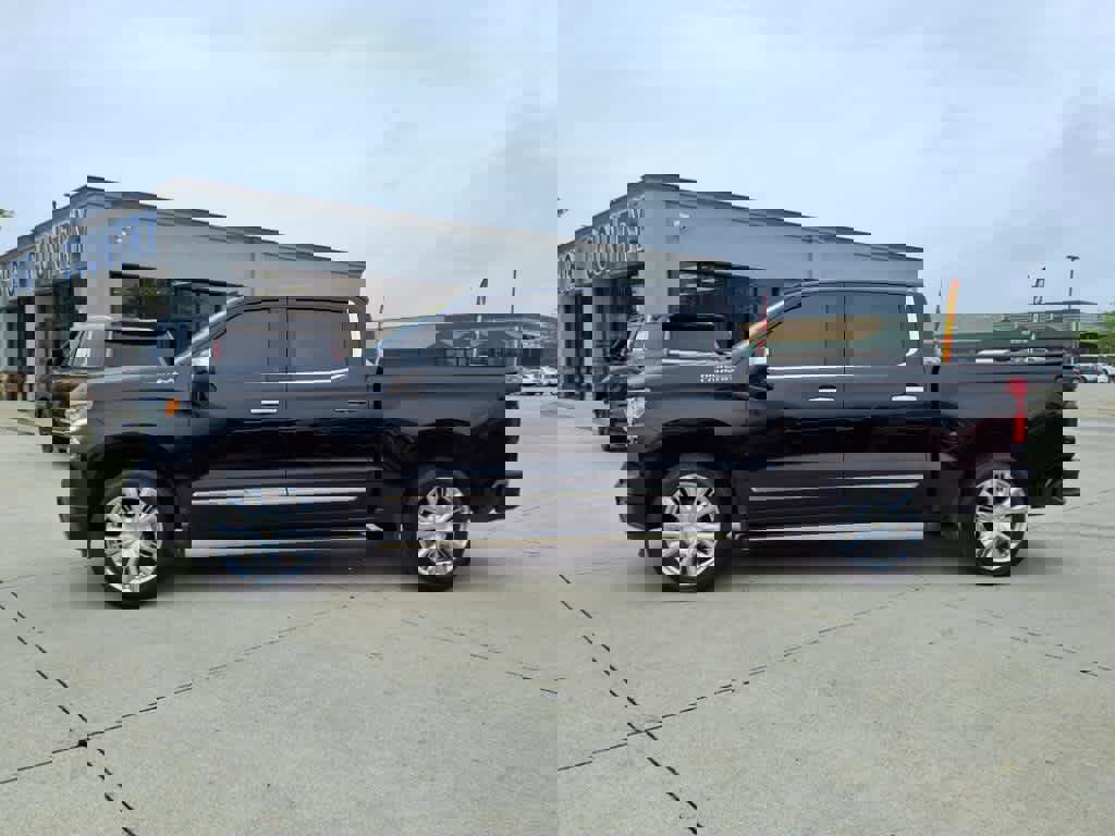 Used 2022 Chevrolet Silverado 1500 High Country w/ High Country Premium Package image 2