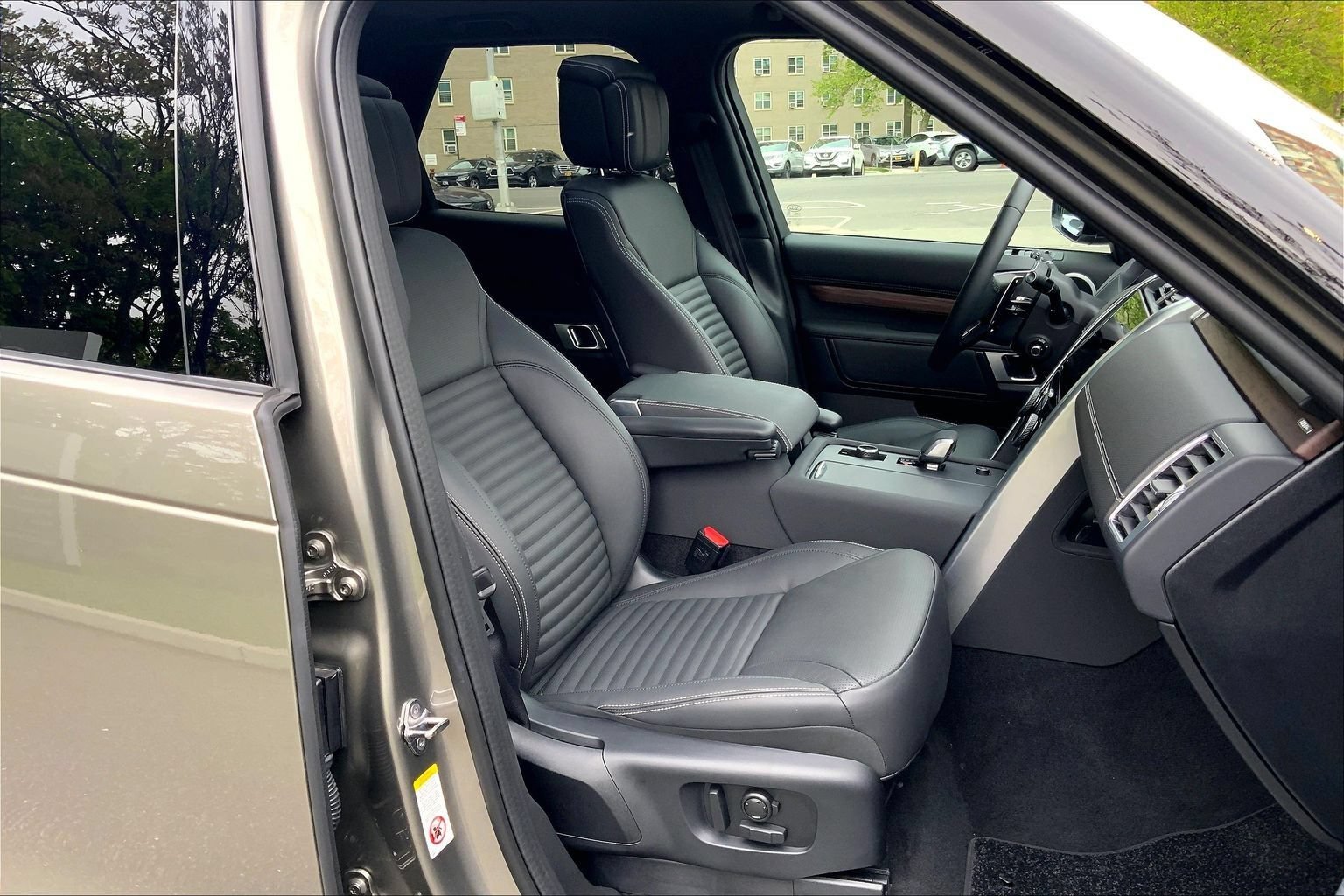 Certified 2025 Land Rover Discovery Dynamic SE AWD/4WD image 8