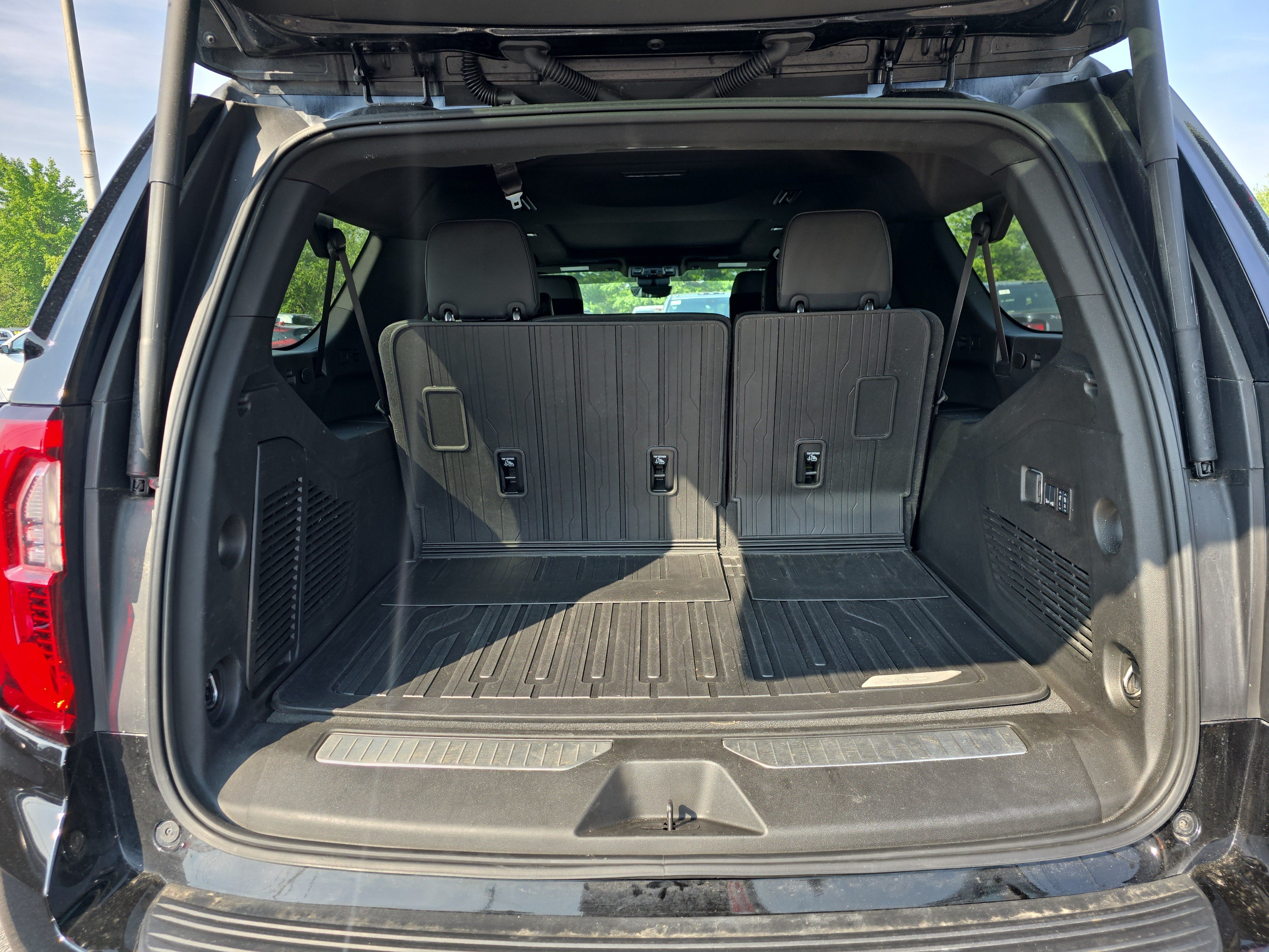 Used 2025 GMC Yukon XL Denali w/ Denali Reserve Package AWD/4WD image 5
