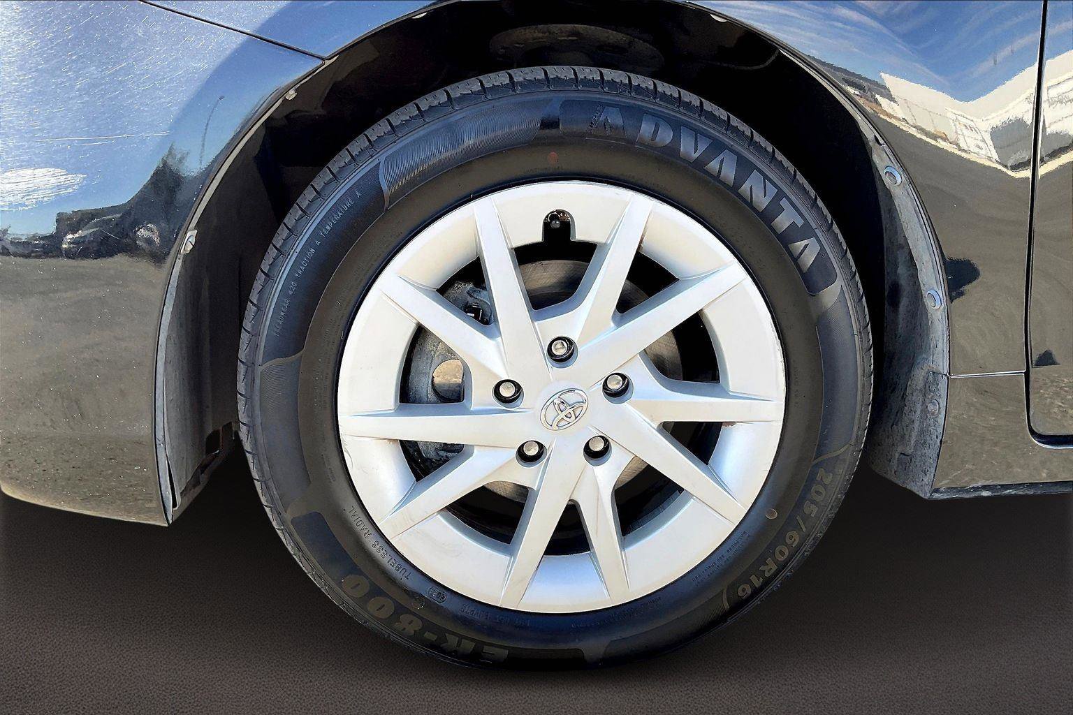 Used 2014 Toyota Prius V Two image 9