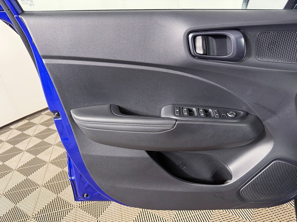 Used 2025 Hyundai Venue Limited image 19