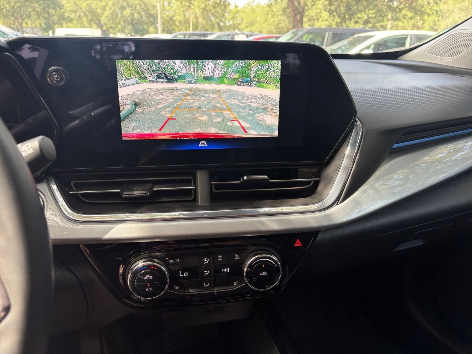 Used 2025 Chevrolet Trax LT w/ LT Convenience Package FWD image 17