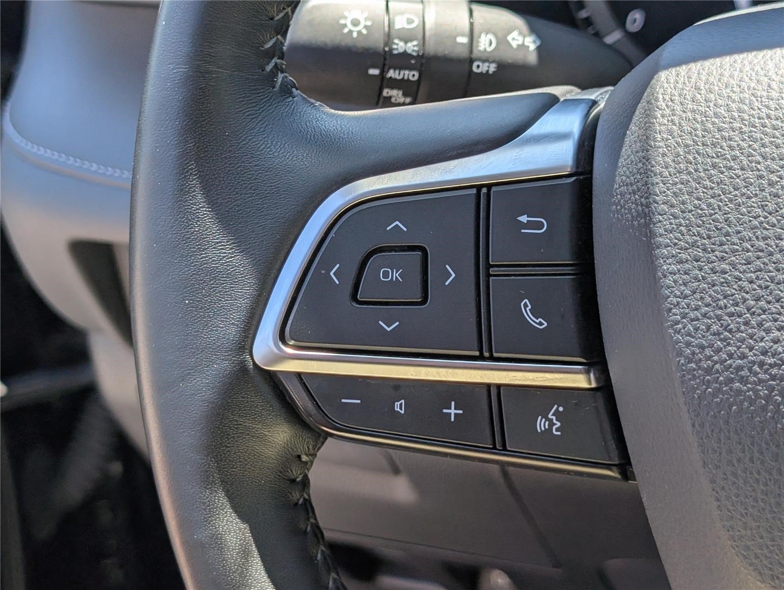 Used 2020 Toyota Highlander XLE AWD/4WD image 24