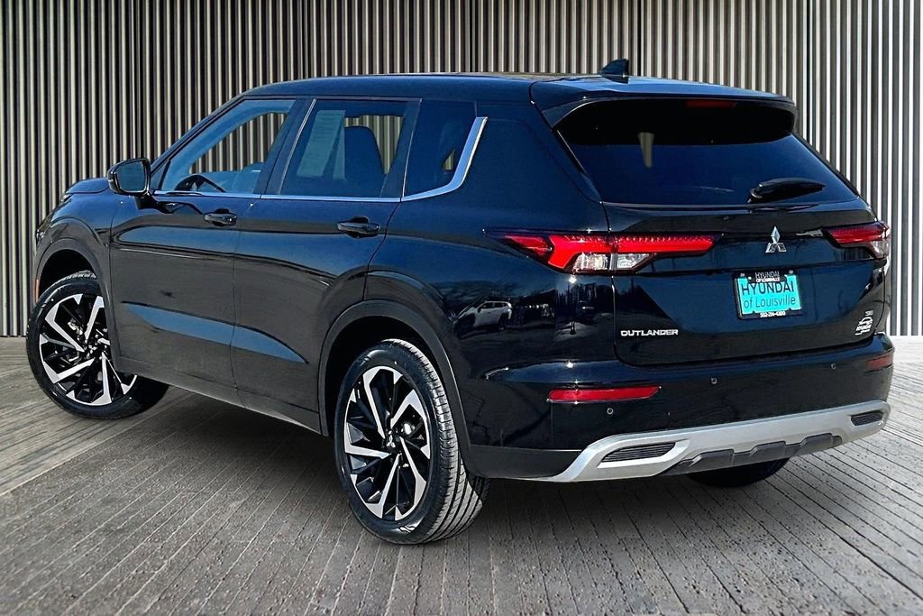 Used 2022 Mitsubishi Outlander SE image 3