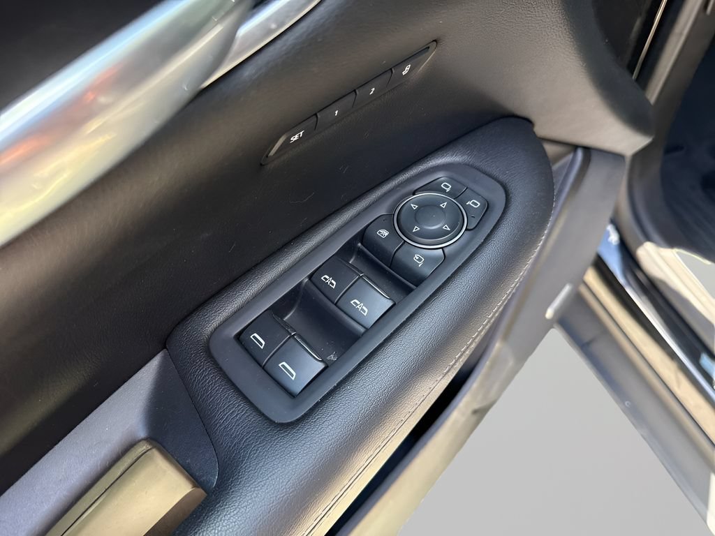 Used 2022 Cadillac XT5 Premium Luxury w/ Technology Package AWD/4WD image 19