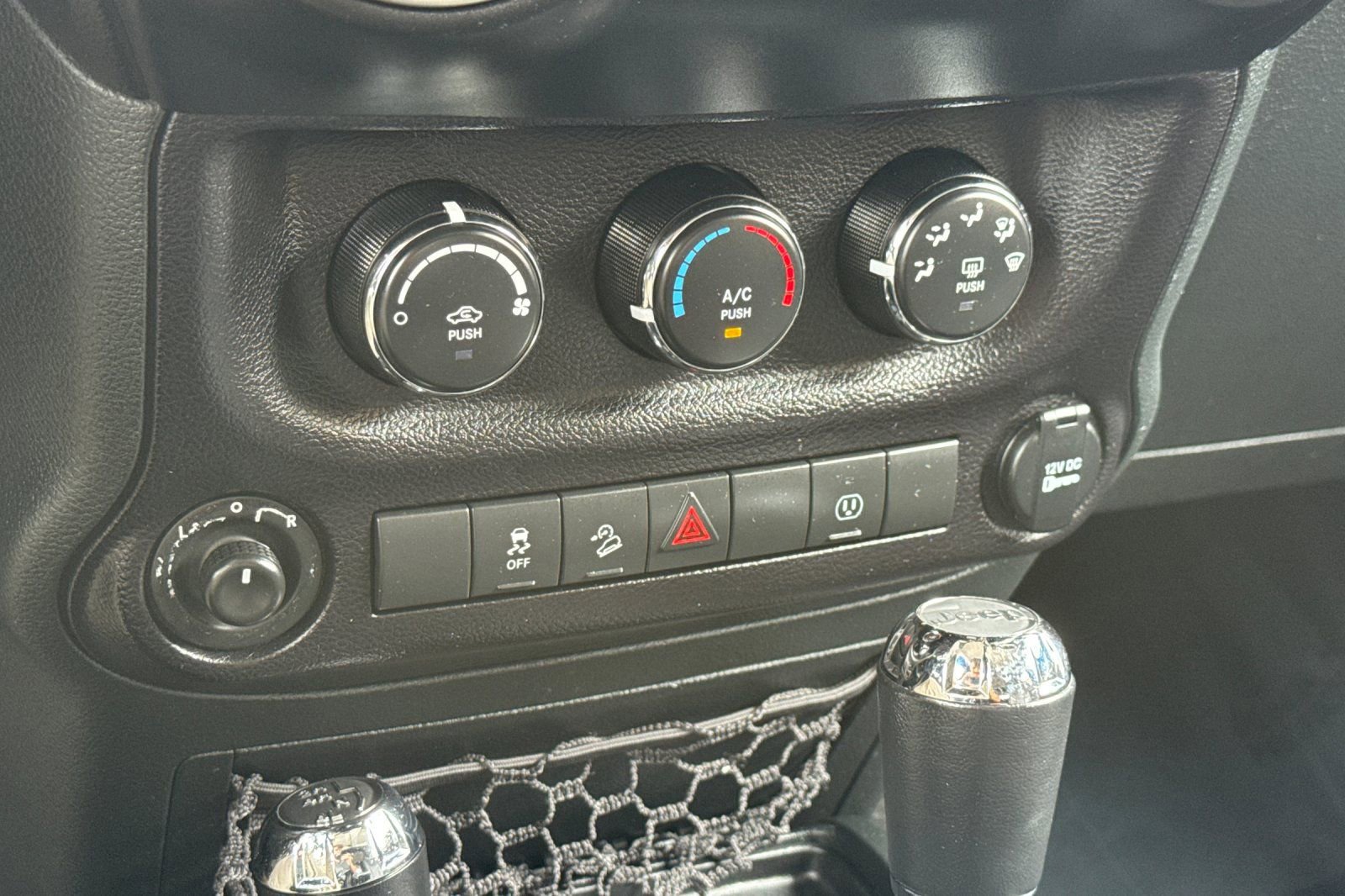 Used 2018 Jeep Wrangler Unlimited Rubicon w/ Connectivity Group AWD/4WD image 19