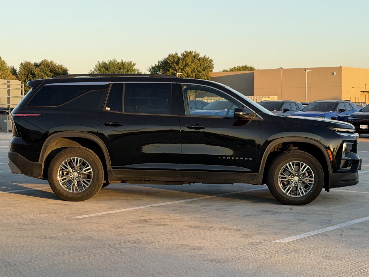 Used 2025 Chevrolet Traverse LT FWD image 3