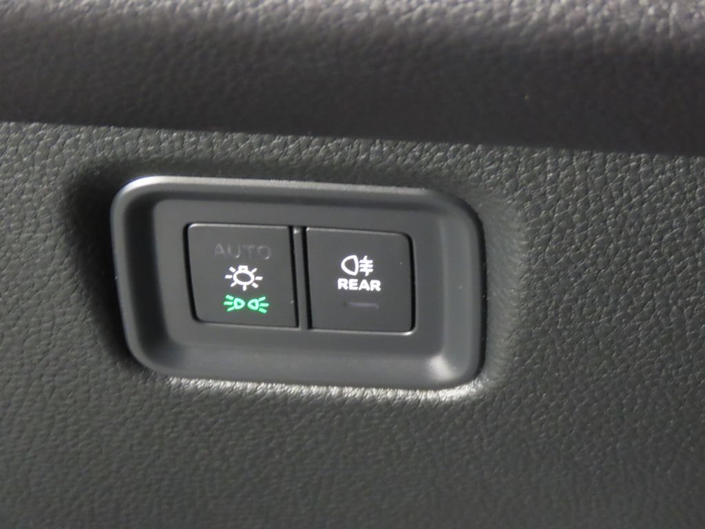 Certified 2025 Porsche Cayenne AWD/4WD image 25
