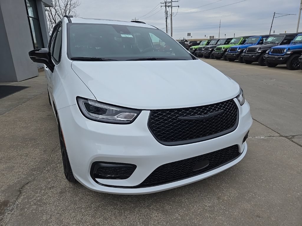 New 2026 Chrysler Pacifica Select w/ S Appearance Package FWD image 15
