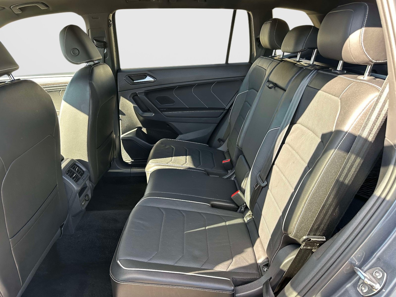 Certified 2024 Volkswagen Tiguan SEL R-Line AWD/4WD image 13