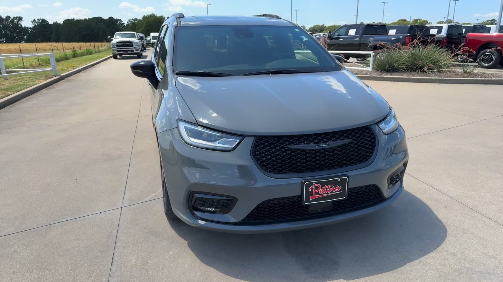 Used 2025 Chrysler Pacifica Limited FWD image 4