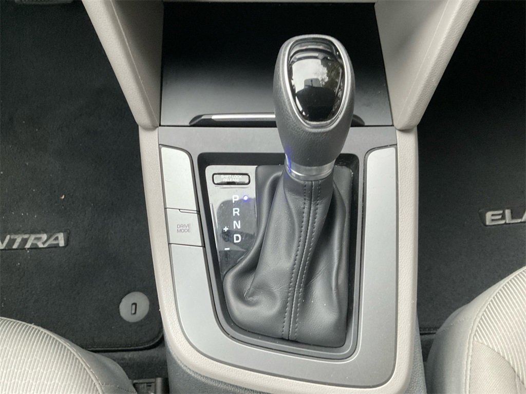 Used 2017 Hyundai Elantra SE image 31