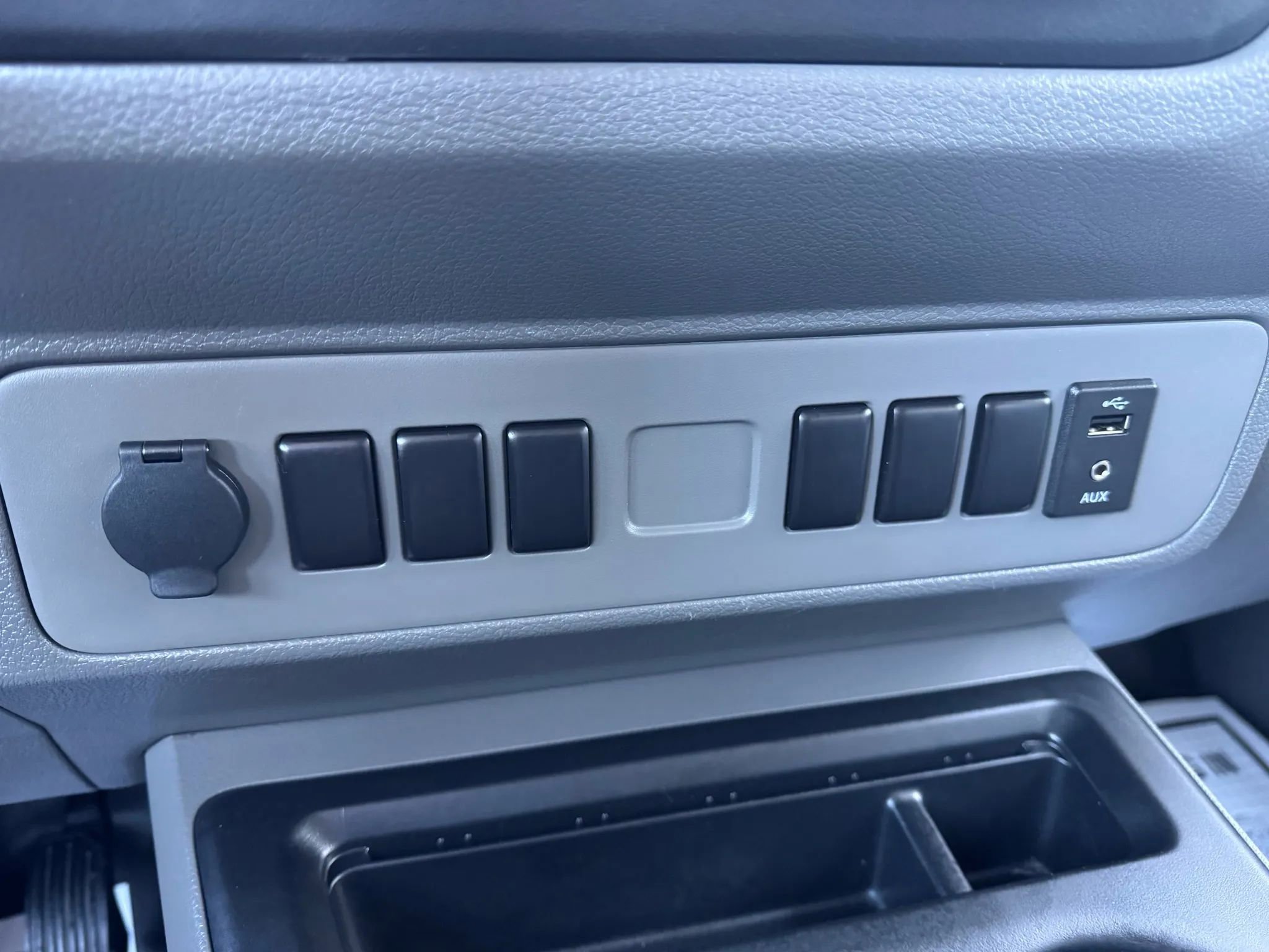 Used 2018 Nissan NV 3500 S image 27