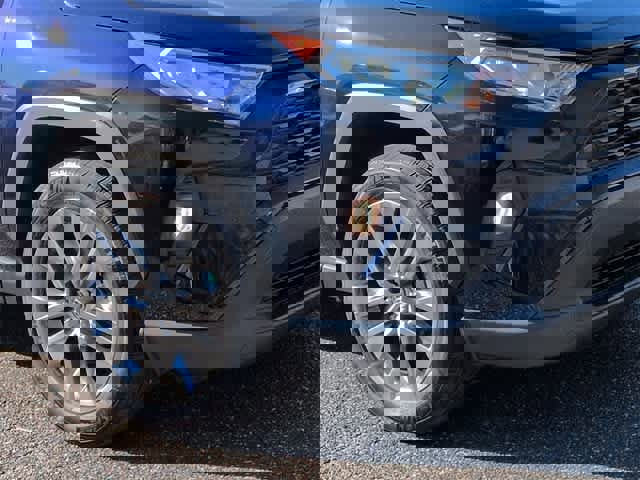 Used 2021 Toyota RAV4 XLE Premium image 11