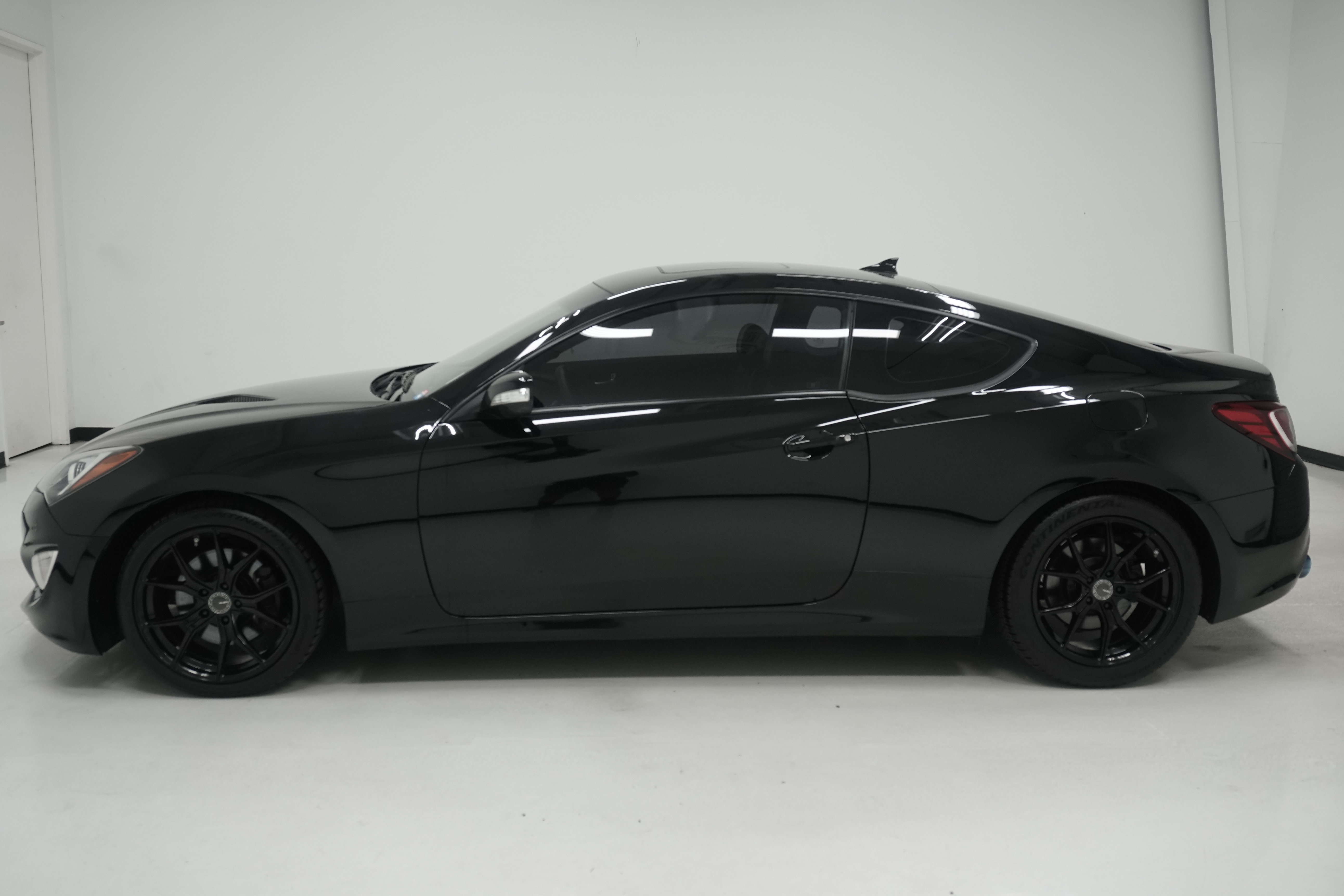 Used 2013 Hyundai Genesis 3.8 RWD image 4