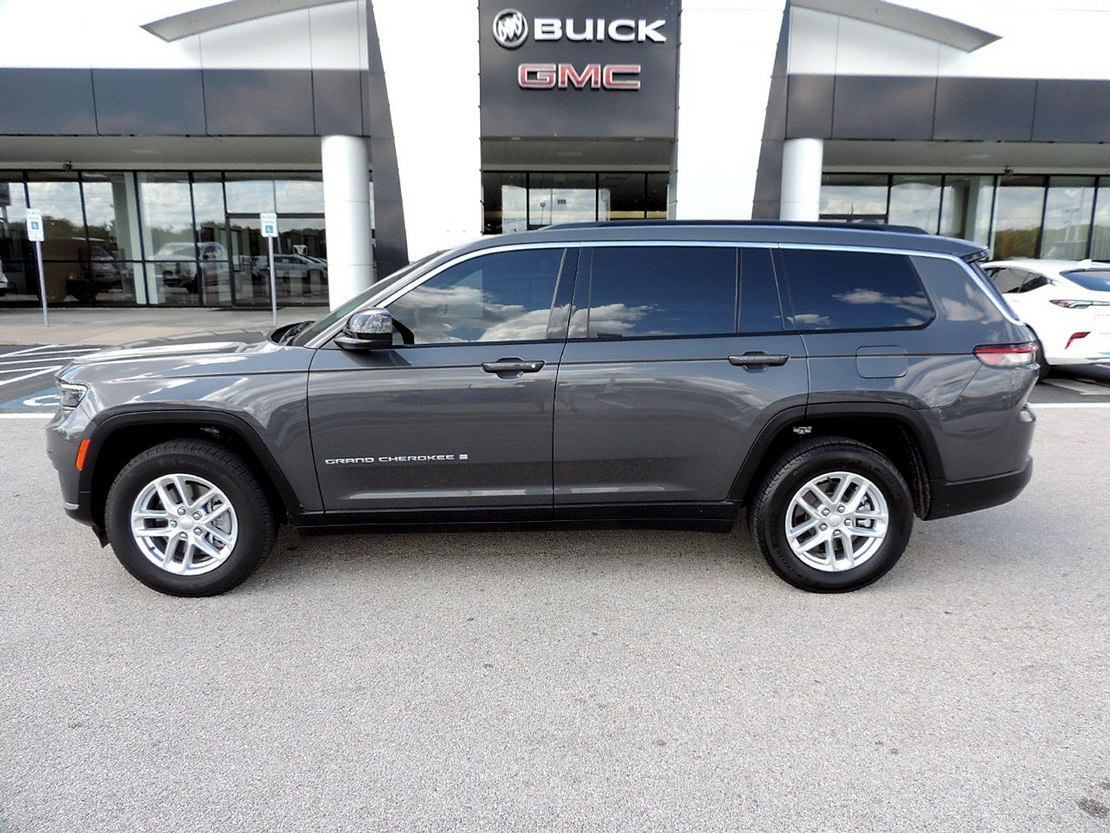 Used 2025 Jeep Grand Cherokee L Laredo RWD image 8