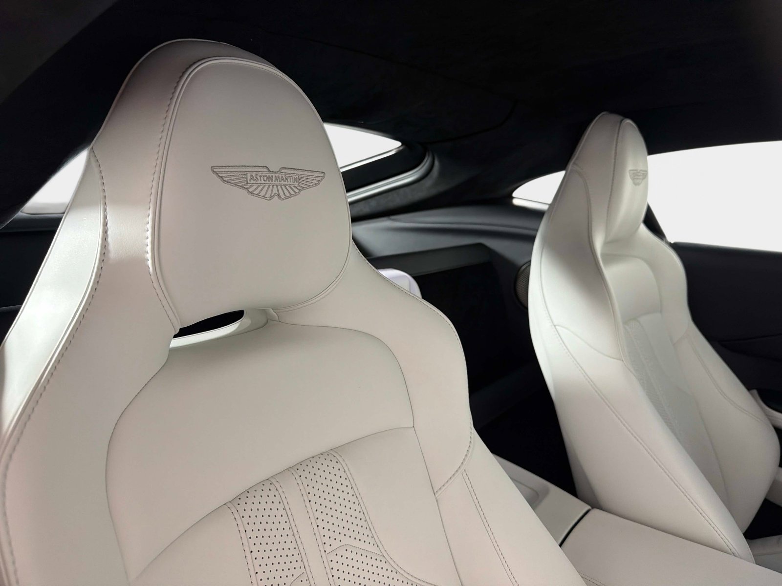 Used 2025 Aston Martin V8 Vantage Coupe RWD image 27