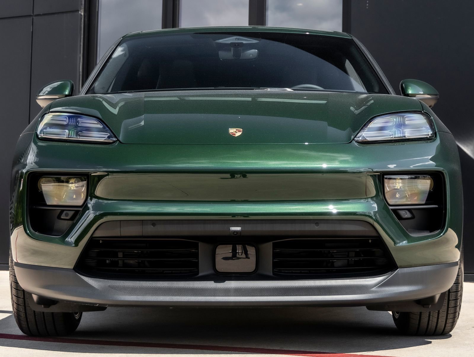 Certified 2025 Porsche Macan 4 Electric image 8