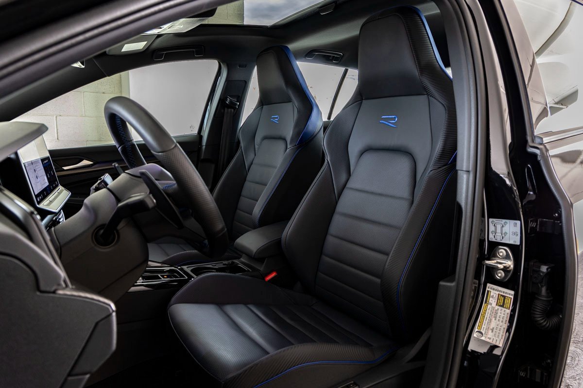 Used 2025 Volkswagen Golf R Black Edition image 17